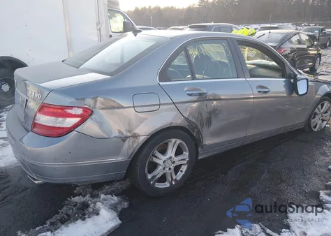 2009 Mercedes-Benz C 300 Luxury 4Matic/Sport 4Matic z USA, uszkodzony, nr VIN WDDGF81XX9F237747